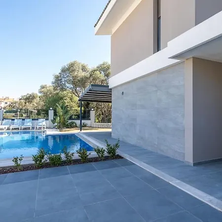Cesme'de Genis Bahceli, Modern Villa-awz108 Smirne