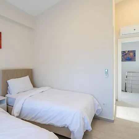 Cesme'de Genis Bahceli, Modern Villa-awz108 Villa