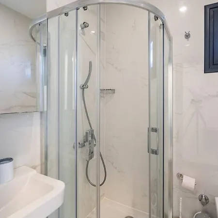 Villa Cesme'de Genis Bahceli, Modern Villa-awz108 Smirne