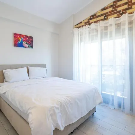 Villa Cesme'de Genis Bahceli, Modern Villa-awz108 *